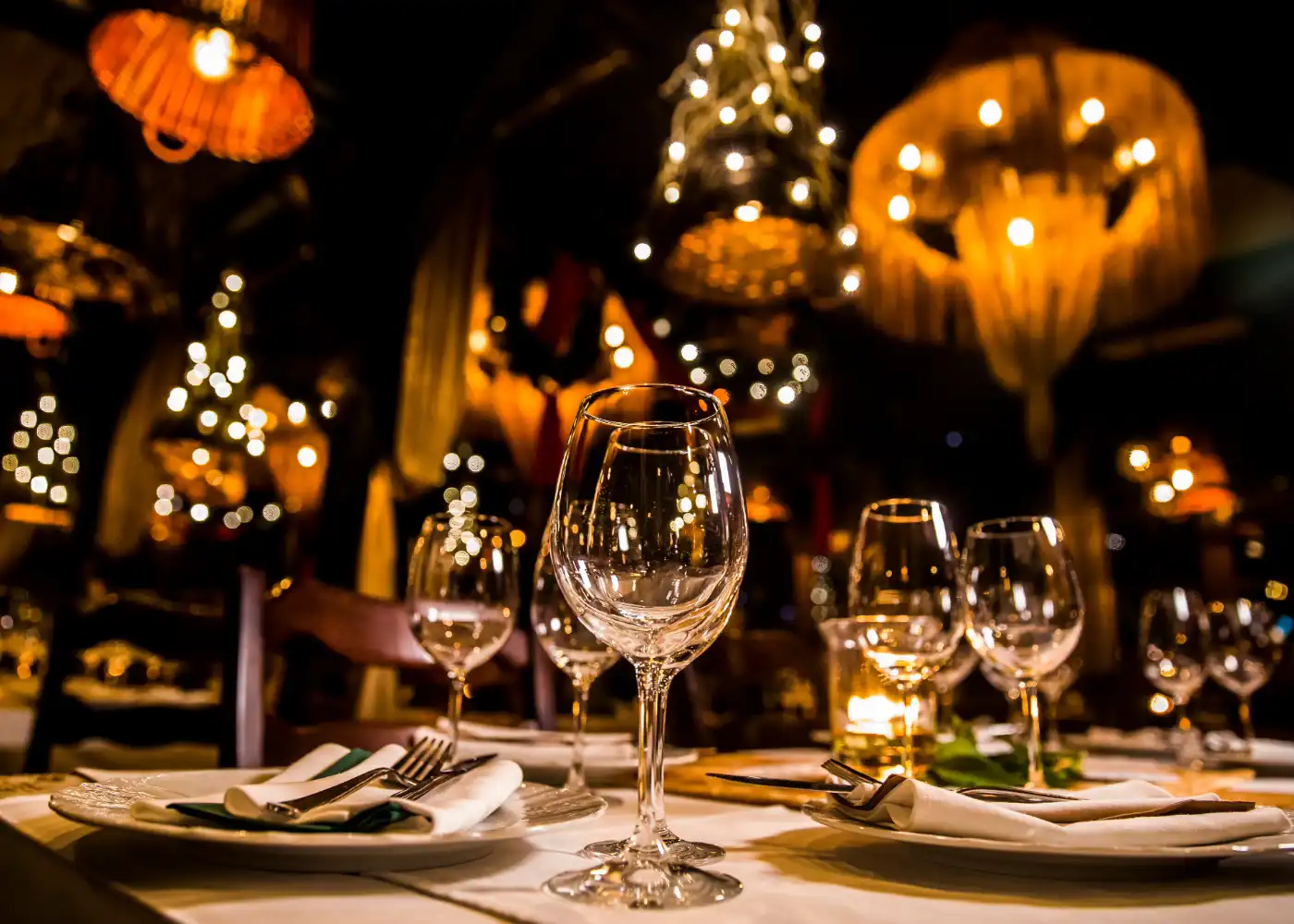 Tavola elegante con due calici di champagne in atmosfera serale